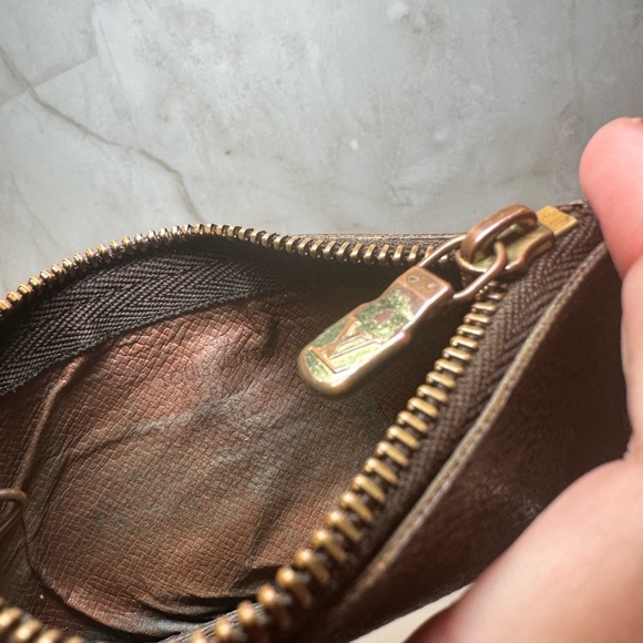 Louis Vuitton Brown Monogram Key Cles Holder - Picture 7 of 12